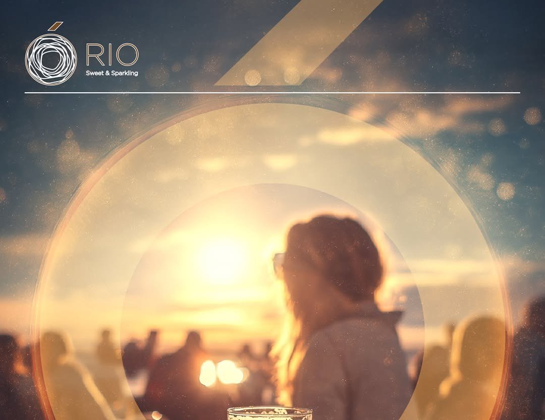 Pôr-do-sol sobre o rio, em tons de laranja e azul